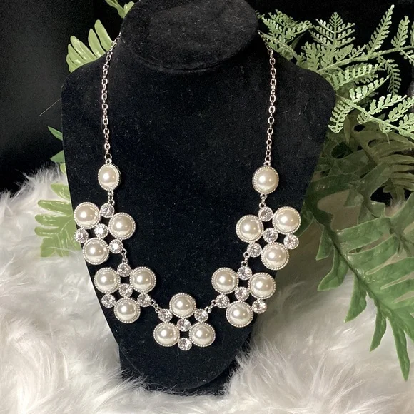 🌟NEW! Beautiful white silver necklace. Pearls and Bling! - Picture 2 of 2